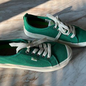 Cariuma Green Tennis Shoes